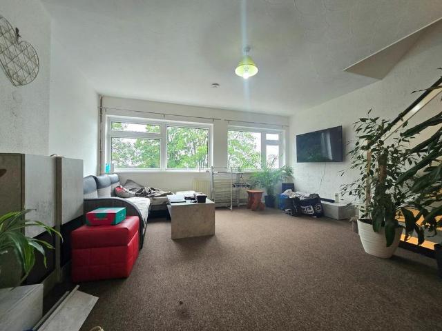 Townhouse for rent in West End, Heol-las