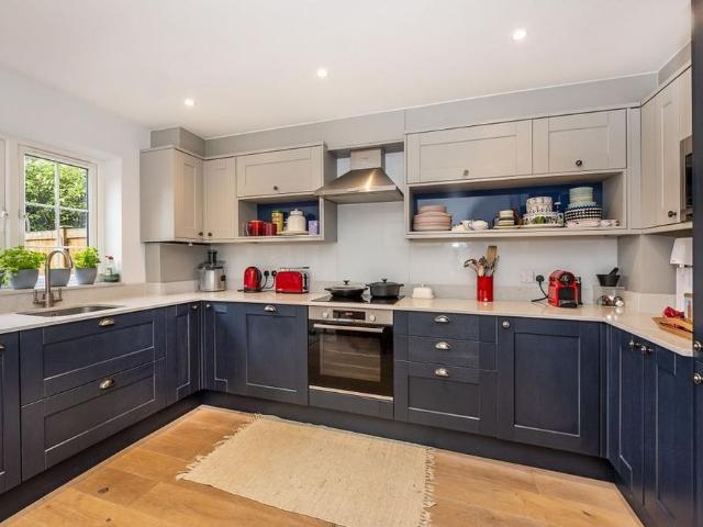 Townhouse for rent in London Borough of Merton, Raynes Park