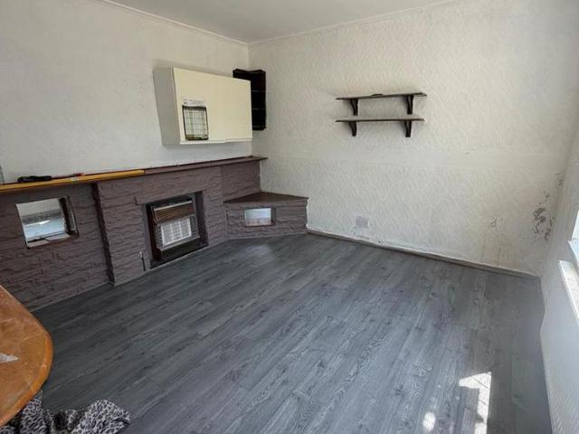 Townhouse for rent in Holmewood, West Yorkshire