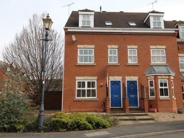 Townhouse for rent in Cliff Hill, Green Close