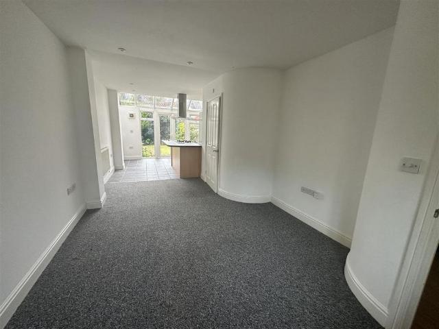 Townhouse for rent in Mile End, Fordham Heath