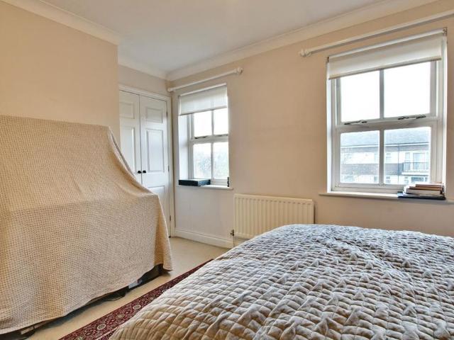 Townhouse for rent in Shortlands, Greater London