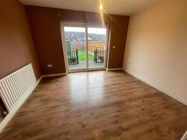 Townhouse for rent in Dudley Fields, West Midlands