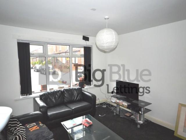 Townhouse for rent in Hyde Park, West Yorkshire