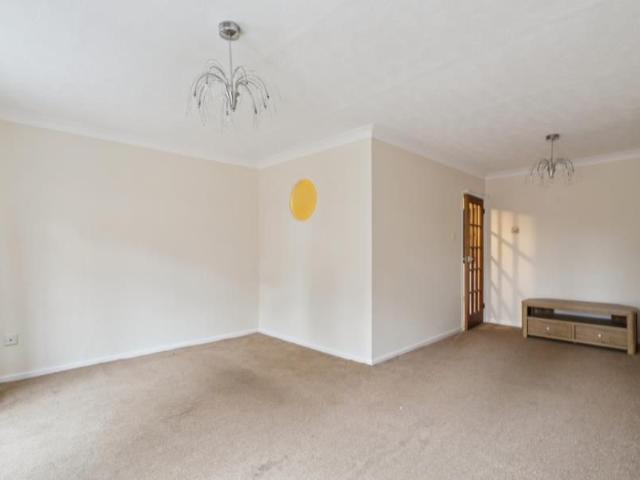Townhouse for rent in Northwood, Greater London