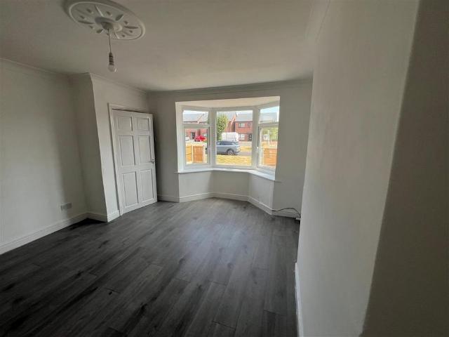 Townhouse for rent in Calderstones