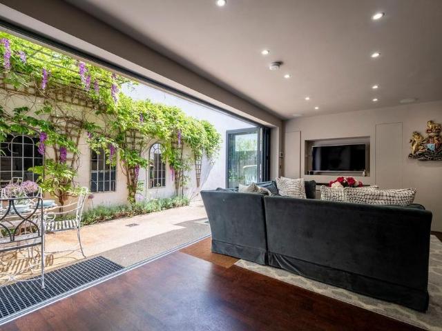 Townhouse for rent in Ewens Farm, Cheltenham