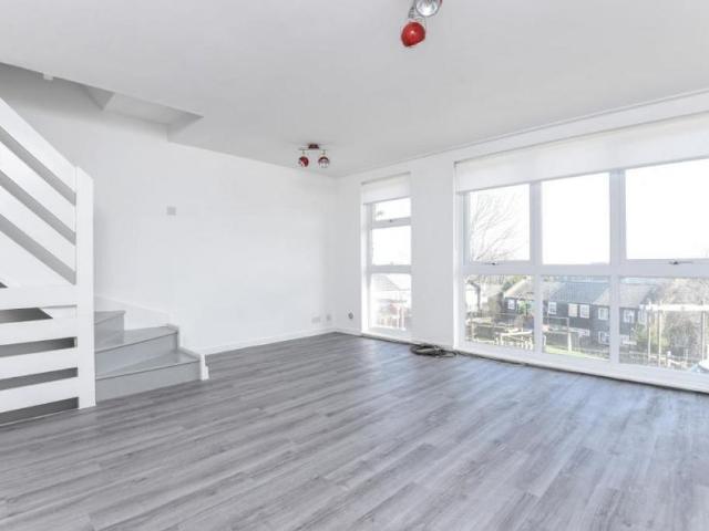 Townhouse for rent in West Norwood, Greater London