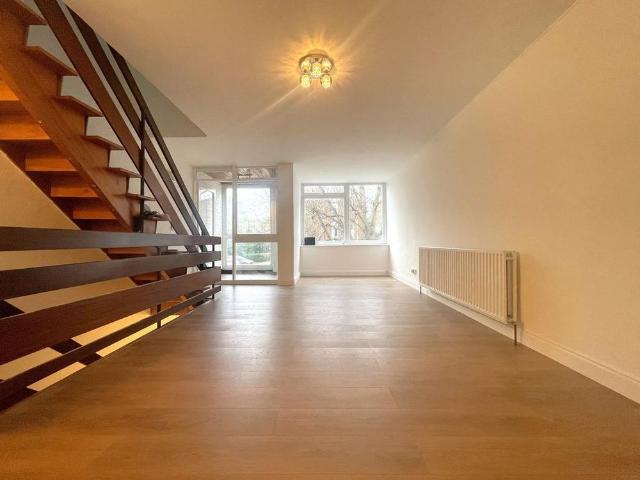 Townhouse for rent in Southfields, Greater London