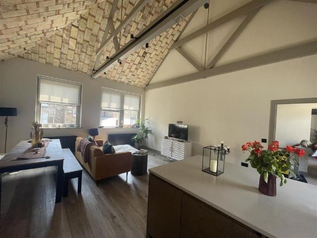 Townhouse for rent in Upton, Acol