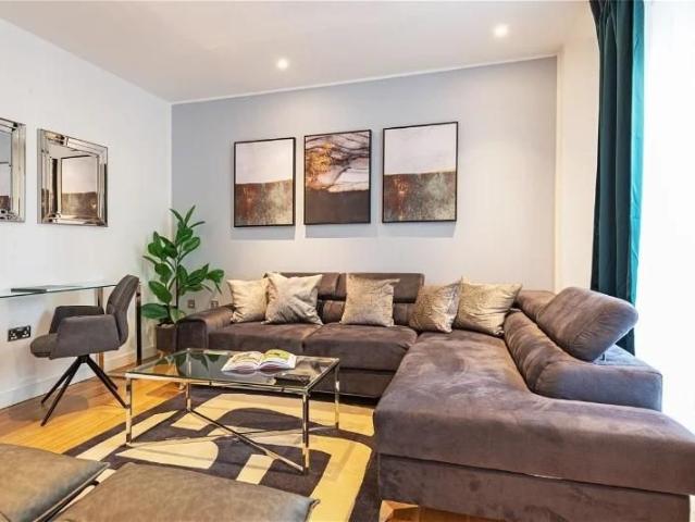 Townhouse for rent in Clapham Junction, Greater London