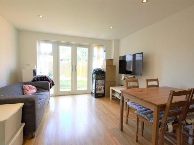 Townhouse for rent in St Albans, Five Acres