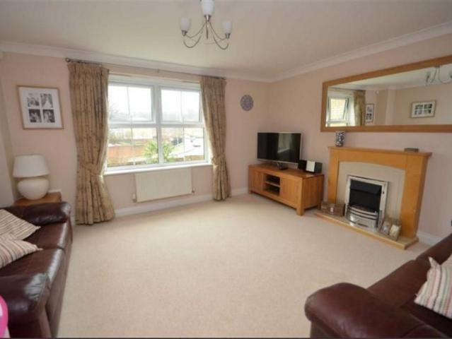 Townhouse for rent in Green Street Green, Greater London