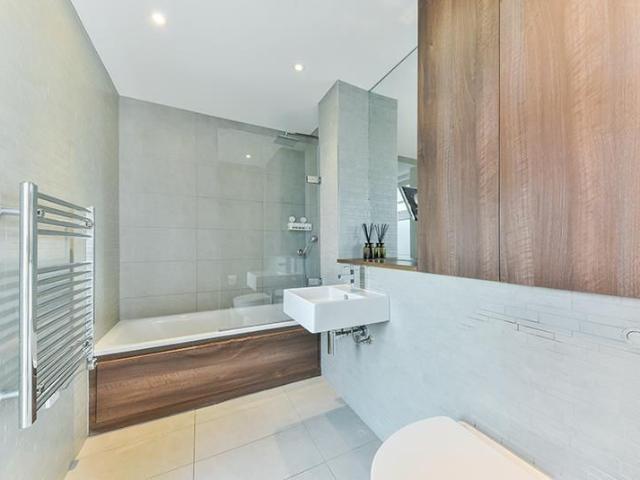 Townhouse for rent in Tower Liberty, Wapping