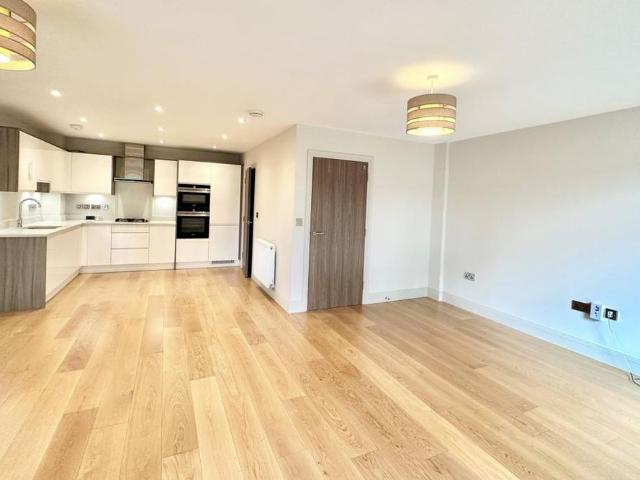 Townhouse for rent in Fole, Surrey