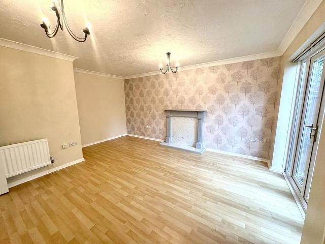 Townhouse for rent in Kettlebrook, Staffordshire