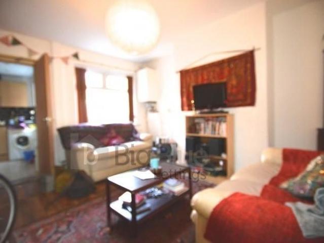 Townhouse for rent in Hyde Park, West Yorkshire