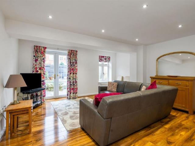 Townhouse for rent in Elmdon, West Midlands