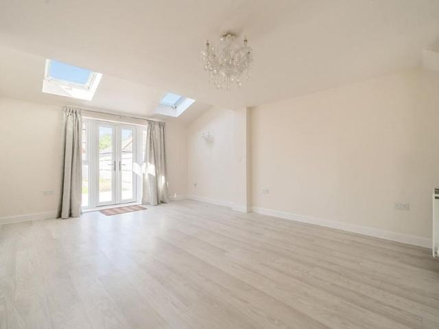 Townhouse for rent in Perryfields, West Sussex
