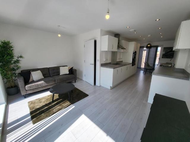Townhouse for rent in Gorse Hill, Trafford Park