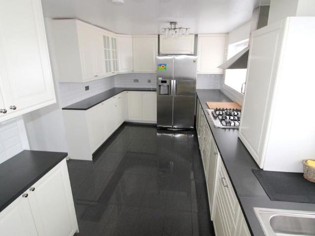 Townhouse for rent in Harmondsworth, Greater London