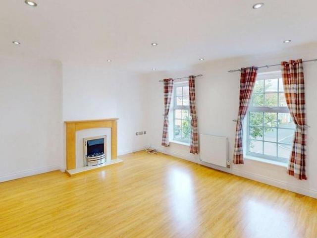 Townhouse for rent in Westhoughton, Lee Bank
