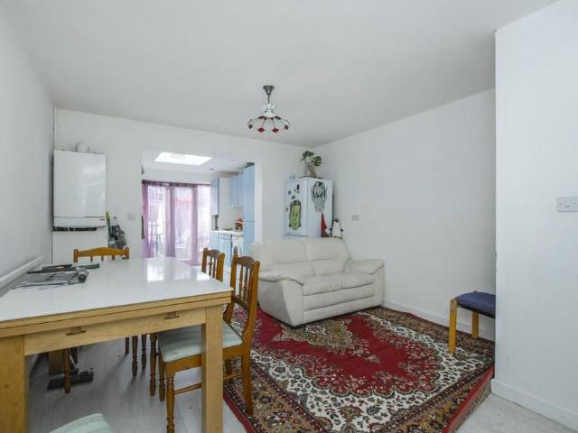 Townhouse for rent in Cowley, Greater London