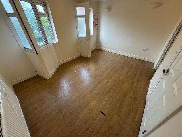 Townhouse for rent in London Borough of Hounslow, Greater London