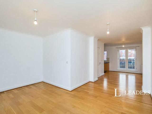 Townhouse for rent in Mickleover, East Midlands