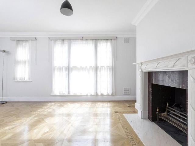 Townhouse for rent in Chelsea, Greater London