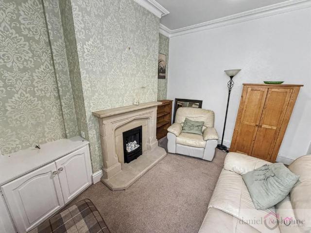 Townhouse for rent in Kingsley Moor, Staffordshire