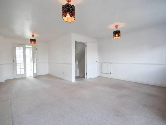 Townhouse for rent in Crumbles, Eastbourne