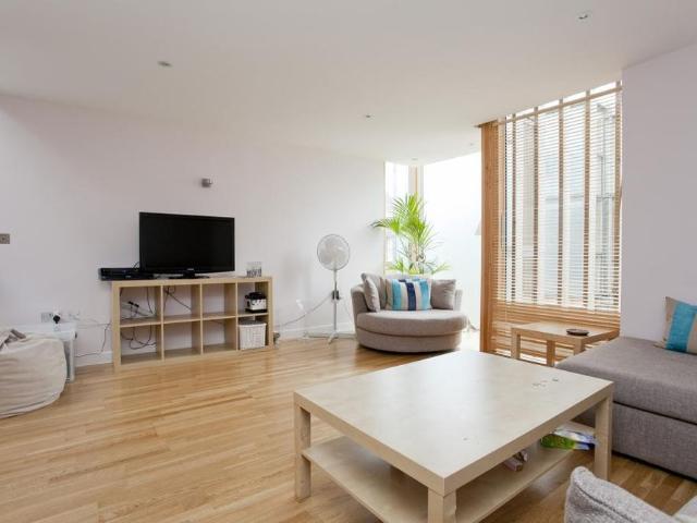 Townhouse for rent in Finsbury Park, Greater London