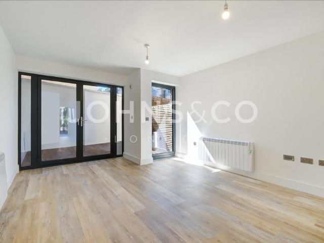 Townhouse for rent in Bromley-by-Bow, Limehouse