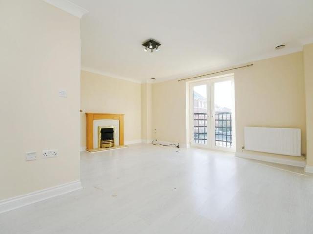Townhouse for rent in Churchward, Rodbourne