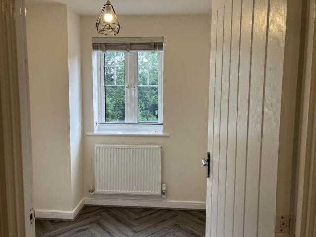 Townhouse for rent in Chadsmoor, Staffordshire