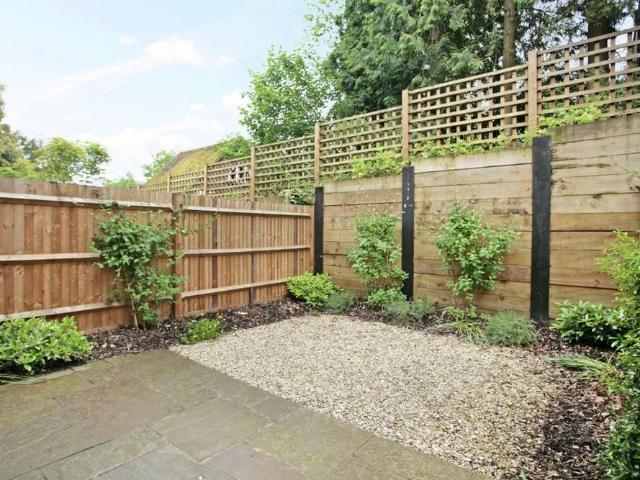 Townhouse for rent in Lower Green Esher, Blackhills