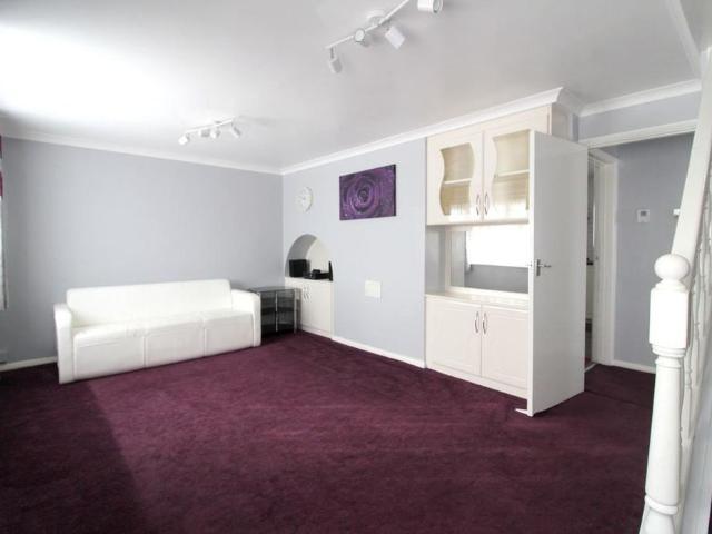 Townhouse for rent in Harmondsworth, Greater London