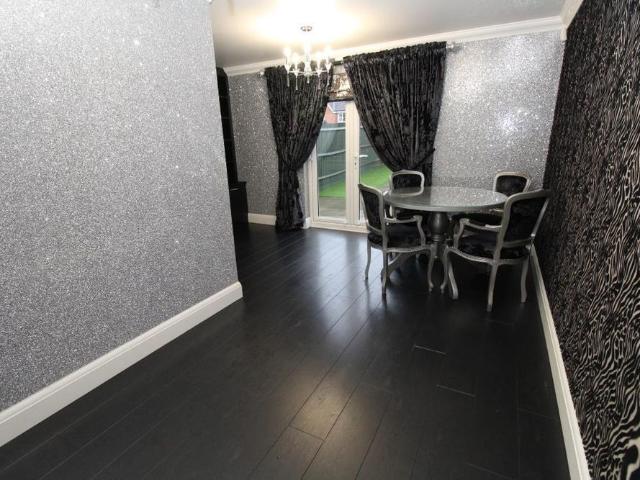 Townhouse for rent in Laindon, Essex