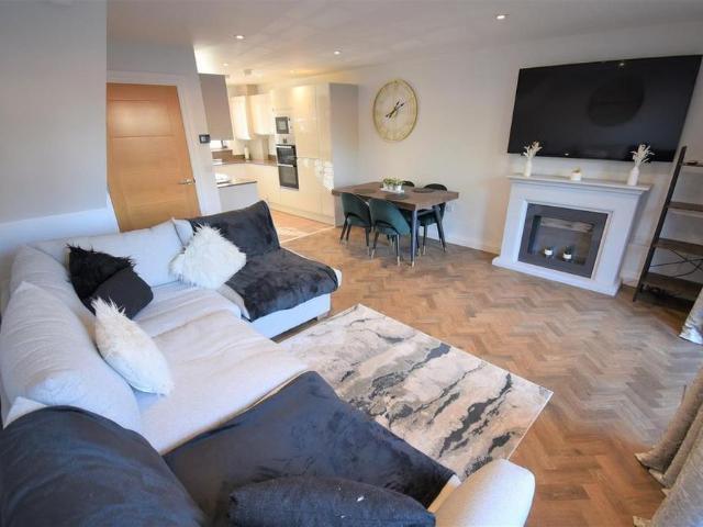 Townhouse for rent in Lindley, West Yorkshire