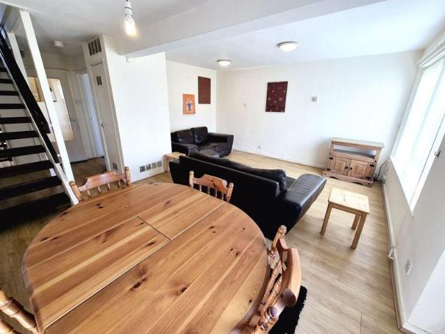 Townhouse for rent in Roundhay, West Yorkshire