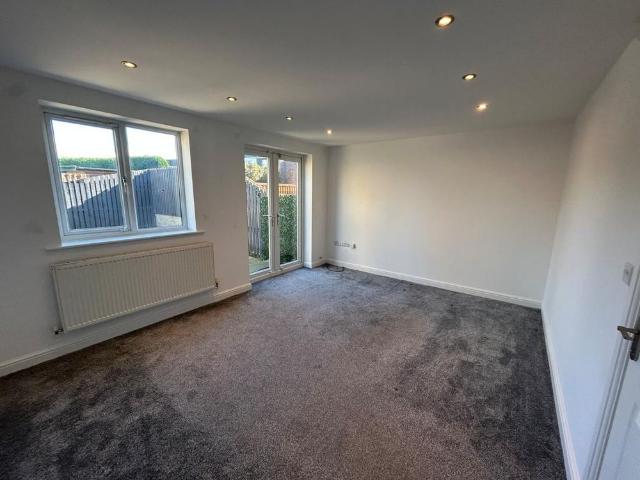 Townhouse for rent in Birkenshaw, Kirklees