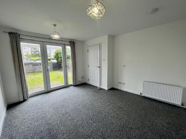 Townhouse for rent in Newbank, Scotland