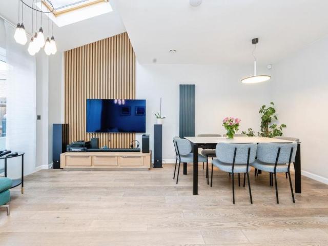 Townhouse for rent in Colindale, Greater London