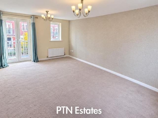 Townhouse for rent in Pear Tree Lane - Industrial Estate, Dudley