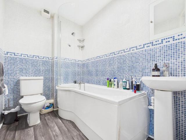 Townhouse for rent in Hammerfield, Pouchen End