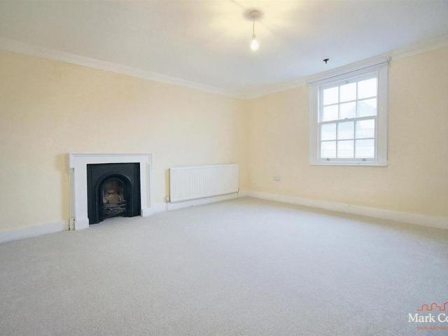 Townhouse for rent in Pachesham Park, Surrey