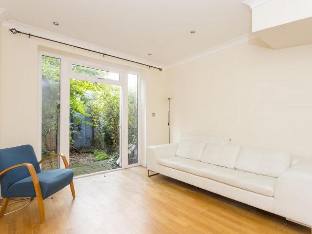 Townhouse for rent in Tufnell Park, Greater London