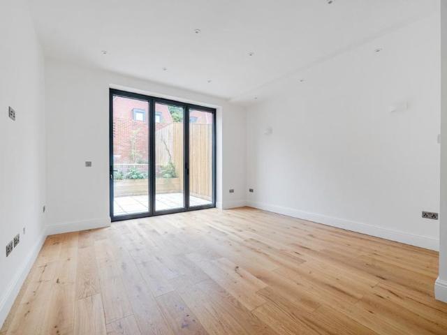 Townhouse for rent in London Borough of Croydon, Greater London