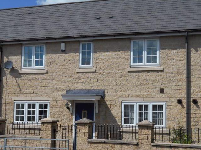 Townhouse for rent in Burnedge, Greater Manchester